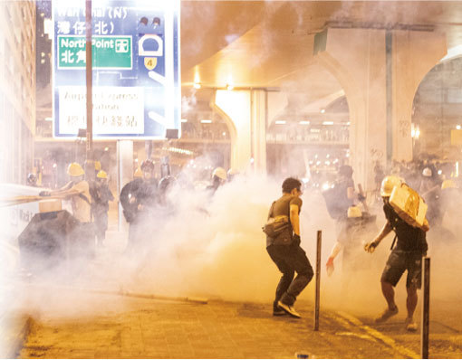 7月28日，香港，遮打反警察暴力集會後，市民遊行到西環，在中聯辦附近與警察對峙，其後警察頻繁發射橡膠子彈及催淚彈清場。（余鋼／大紀元）