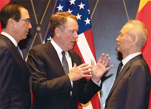 美國貿易代表萊特希澤（中）、財政部長姆努欽（左）與中方代表劉鶴，7月31日在上海西郊的國賓館進行貿易磋商。（AFP）