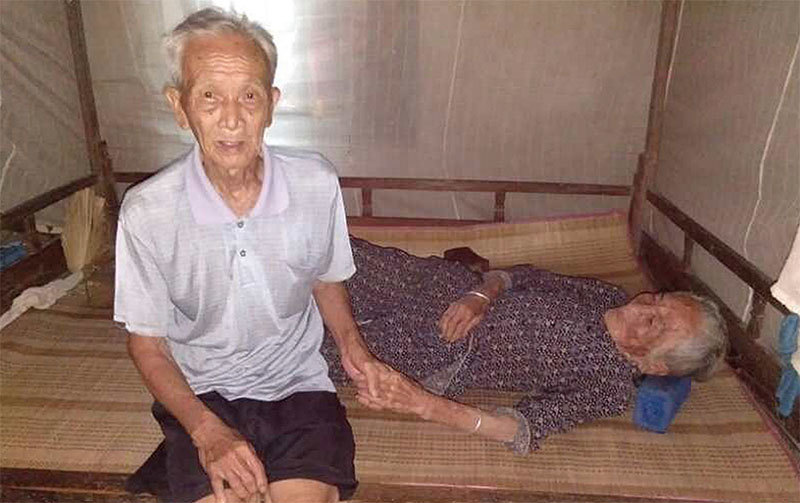 楊觀仁被非法關押，其87歲高齡父母深受打擊，母親臥床不起，多日不能正常進食。（明慧網）