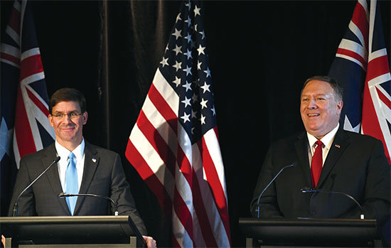 美國防長埃斯帕（左）與國務卿蓬佩奧（右）8月4日參加與澳方舉行的二加二會談。美澳兩國表示要加強反擊中國在太平洋地區的活動。（AFP）
