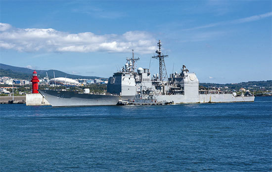 7月24日中共發表《軍事白皮書》之後，當天美國海軍的導彈巡洋艦安提坦號航行通過臺灣海峽。圖為安提坦號2018年10月12日駛入韓國濟州島的韓國海軍基地。（AFP）