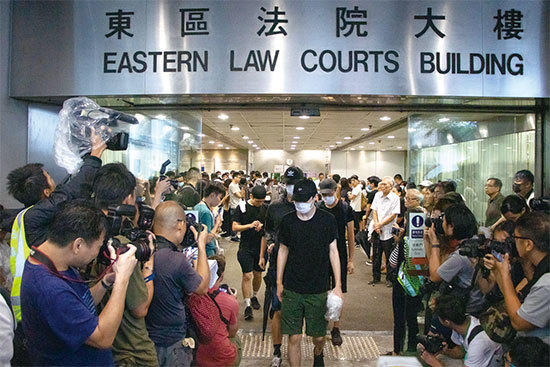 港府起訴7．28中上環衝突中被捕的44人暴動罪，案件7月31日在東區裁判法院提堂，大批市民到場聲援被告。（蔡雯文／大紀元）