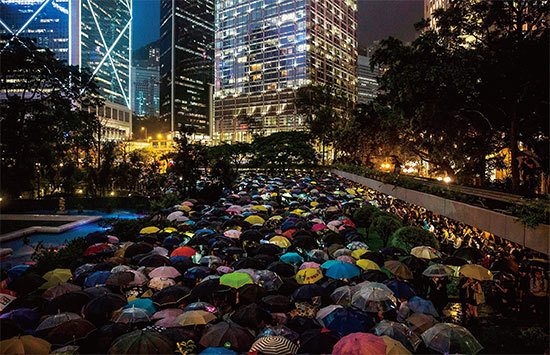 8月1日晚上，數千香港金融界人士在中環遮打花園舉辦了15分鐘的「快閃」集會，高呼「沒有暴動只有暴政」，「香港人加油」等口號，表達心聲。（Getty Images）