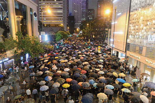 8月2日傍晚，公務員4萬多人集會，參加者逼滿遮打花園，人潮延至對面馬路。（宋碧龍∕大紀元）