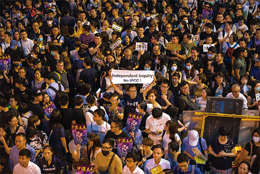 8 月2日，公務員4萬多人集會，前官員表示法治高於所有政府高官，若覺得領導班子違反法治，作為公務員有責任指責政府。。（Getty Images）