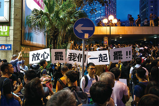 8 月2日公務員集會集會至晚上9時許結束，發起人在臺上呼籲參加者和平散去。有人散去時高呼「星期一罷工」。（Getty Images）