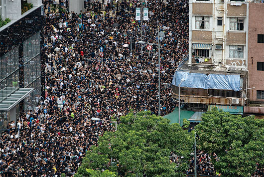 2019年8月3日，香港，「旺角再遊行」反送中遊行，路線以晏架街公園起步，以大角咀南櫻桃街公園為終點。遊行路線上滿是人潮。（Getty Images）