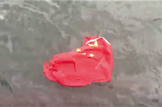 中共黨旗被拆下丟入海中，梁振英竟懸賞港幣100萬元欲緝捕示威者，引發網民一片抨擊。（AFP）