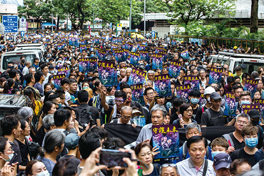 2019年8月3日，香港，「旺角再遊行」反送中遊行，民眾持各種標語表達訴求。（Getty Images）