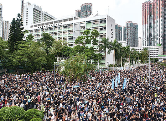 香港民眾8月4日在各區舉辦集會和遊行反對修訂《逃犯條例》。圖為準備參加將軍澳大遊行人士擠滿寶翠公園。（Getty Images）