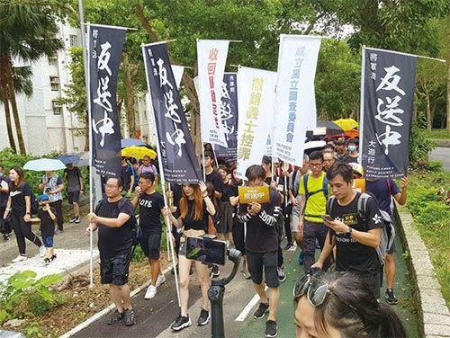 8月4日下午14時20分，遊行隊伍帶頭的直幡寫著「將軍澳反送中」、「收回暴動定性」、「撤銷義士控罪」、「成立獨立調查委員會」等。（駱亞／大紀元）