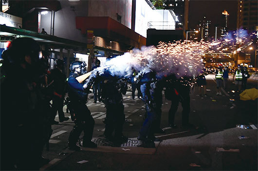 黃大仙處警方發射催淚彈。（Getty Images）