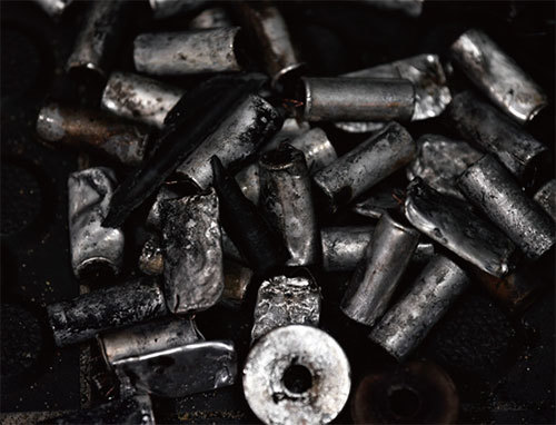 黃大仙的地上，發現警方發射的催淚彈廢棄彈殼。（Getty Images）
