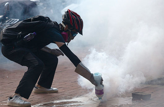 8月5日18時40分，黃大仙警察發射催淚彈後，示威者用水澆滅催淚煙。（Getty Images）