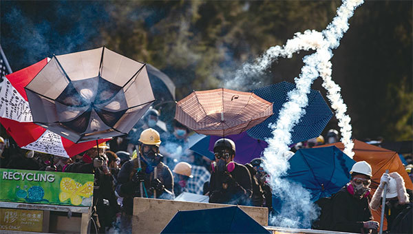 8月5日下午4時20分，警方在大埔警署附近的新興花園發射催淚彈。（Getty Images）