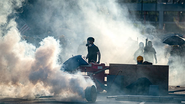 8月5日下午4時20分，警方在大埔警署附近的新興花園發射催淚彈。（Getty Images）