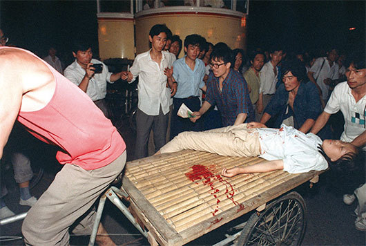 中共當局發布的李鵬訃告，對其予以高度評價，是在藉此宣示：當局將堅持繼承李鵬的鎮壓路線和「六四」模式。圖為1989年6月4日遭鎮壓軍隊槍擊的女學生。（AFP）