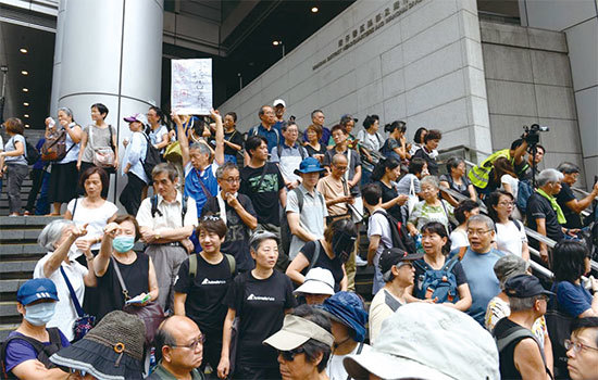 2019年8月10日，銀髮族在灣仔警察總署抗議。（宋碧龍／大紀元）