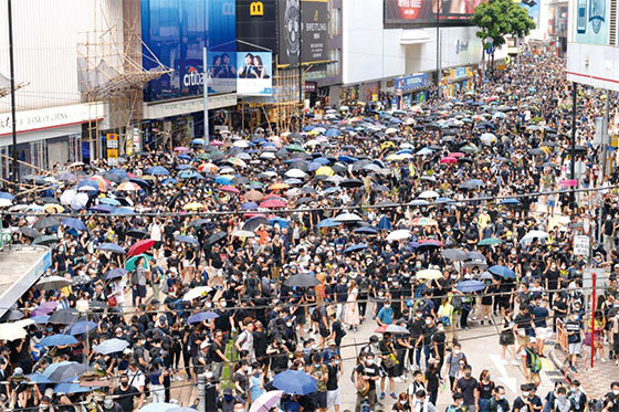 2019年8月11日，在港島，有市民沿軒尼詩道遊行。（宋碧龍／大紀元）