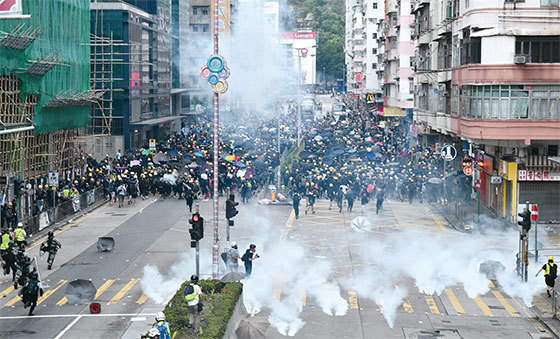 2019年8月11日，香港深水埗，警方發射多枚催淚彈驅離民眾。（AFP）