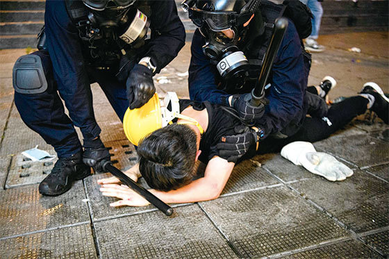 8月11日晚，警方在深水埗抓人。（AFP）