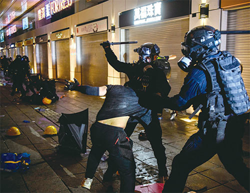 8月11日晚，警方在尖沙祖抓人。（AFP）