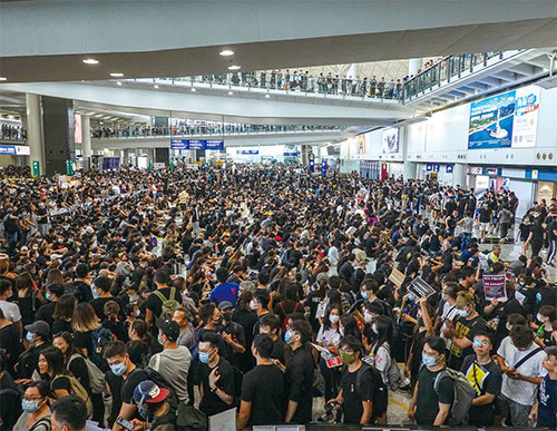 8月12日，有過萬市民響應網上號召，逼爆香港國際機場，希望就警方濫用暴力的情況喚起國際關注。（余鋼／大紀元）