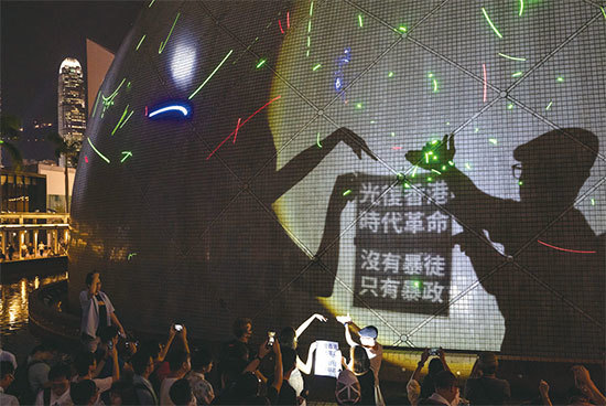 8月7日夜間，香港市民發起觀星活動，抗議警方以涉嫌藏有攻擊性武器，拘捕購買觀星筆的浸大學生會會長方仲賢。（Getty Images）