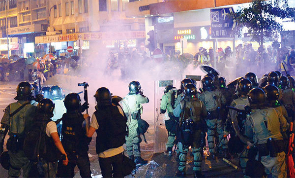 有分析人士說，其實中共軍警已祕密接管了香港，它們的打手早已在香港上空揮舞。（宋碧龍／大紀元）