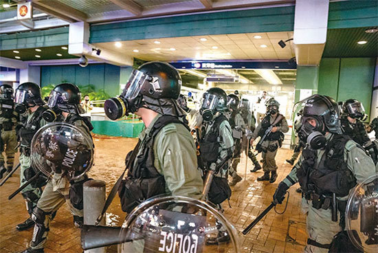 香港媒體曝光警察假扮示威者並挑起紛爭。圖為2019年8月11日，部署在香港葵芳地鐵站外的鎮暴警察。（Getty Images）