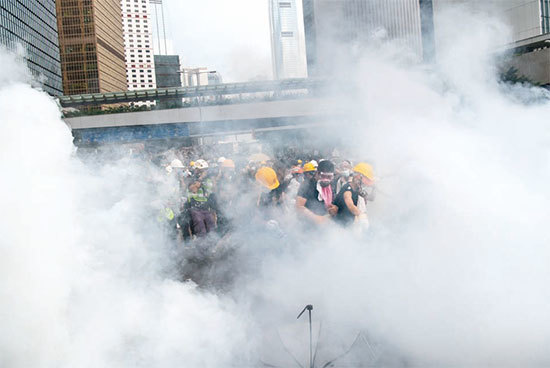 6月12日，香港示威者聚集立法會，阻止通過送中惡法，香港警方向手無寸鐵和平示威的民眾發射催淚彈，逾70人受傷。中共暴力鎮壓示威者才是真正反動。（Getty Images）