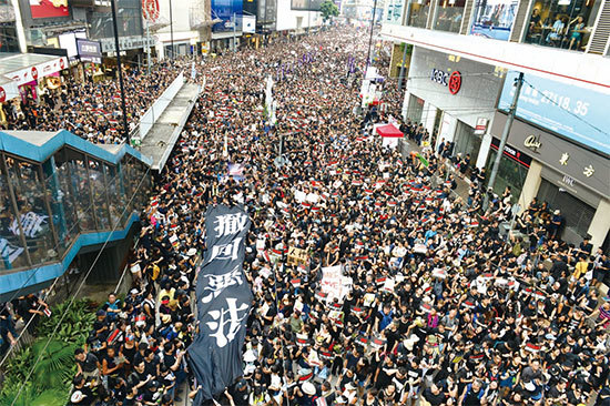 6月16日香港200萬人出來「反送中」抗議至今，民眾的5大訴求，港府一個也不回應，問題越滾越大。中共逆歷史潮流而動更是反動。（宋碧龍／大紀元）