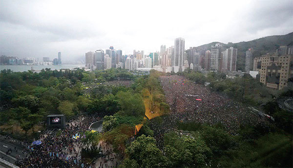 香港「民陣」8月18下午2時開始前，維園3個足球場已被市民站滿，半小時後更已迫爆6個足球場，要開放中央草坪容納參加集會的市民。（孫青天／大紀元）