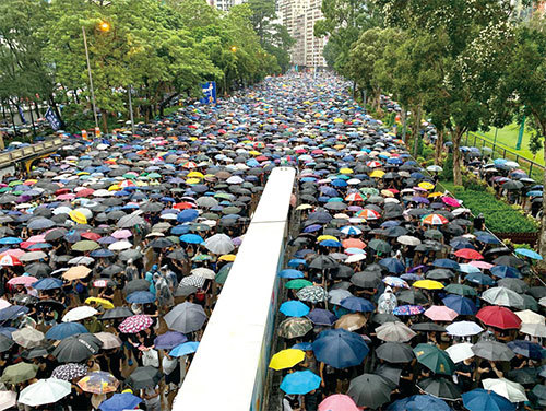 8月18日，下午5時，大量市民繼續沿大小道路緩慢前往維園，同一時間繼續由維園離開。（駱亞／大紀元）