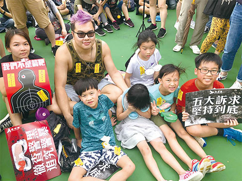 8月18日下午，市民李先生（後排左二）和太太（後排左一）和女兒（前排中）、12歲的表哥的兒子林同學（前排右一）和妹妹（前排右二）。（梁珍／大紀元）