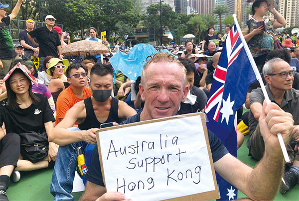 8月18日下午，有澳洲人參加集會。來自澳洲的消防員Tom特地來支持香港人，他手持寫有「澳洲支持香港」的紙牌，和澳洲國旗。（梁珍／大紀元）