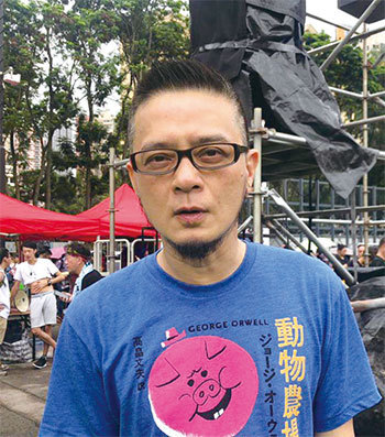 8月18日，香港著名歌星黃耀明參加維多利亞公園集會活動支持反送中。（梁珍／大紀元）