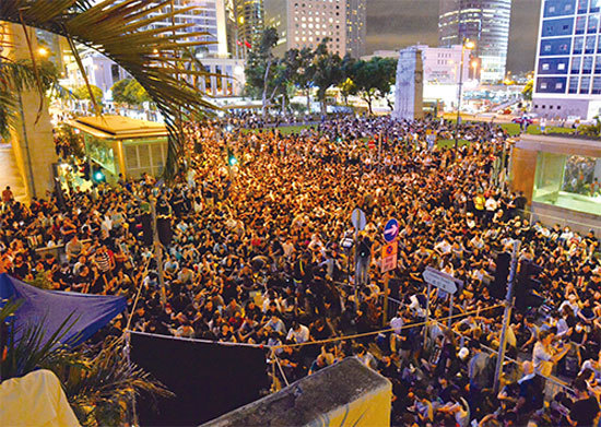 香港約6萬反引渡法案修例的抗議者於2019年8月16日晚間在香港遮打大廈花園舉行聚會，展示港人無懼中共鎮壓，寧為玉碎的決心。（宋碧龍／大紀元）