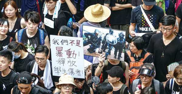 香港「反送中」和平抗爭，震撼國際，中共官方則加緊向大陸民眾灌輸謊言，將香港抗議者稱為「暴徒」。圖為6月16日200萬港人大遊行。（余鋼／大紀元）