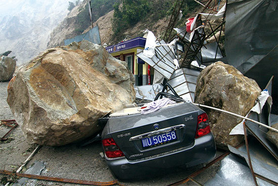 港人歷年來心繫大陸同胞，2008年汶川地震後，香港民間對汶川的捐款高達130億港幣，並在災後重建中耗巨資為災區建造了大量基礎設施。（AFP）