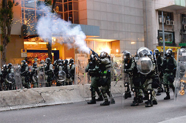 港警用催淚彈等瘋狂掃射民眾、喬裝成民眾襲擊抗議者……時評指港警的暴力行為是「恐怖主義」。圖為2019年8月11日，香港警察在軒尼詩道發射了多枚催淚彈。（宋碧龍／大紀元）