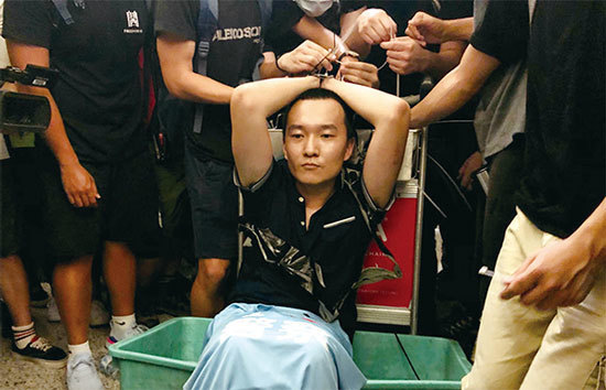 《環球時報》記者付國豪在香港機場被毆打事件，中共官方大肆抨擊後突然緊急降溫。（Getty Images）