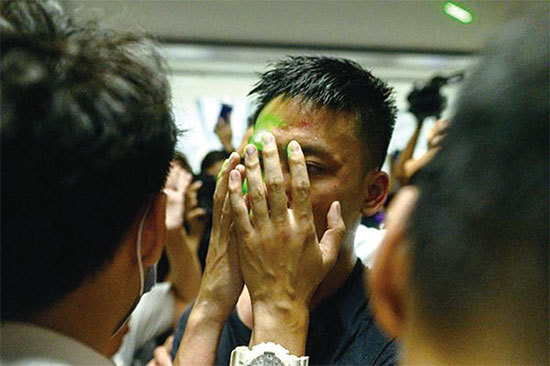 大陸公安派來的「鬼」，持棍棒混入示威人群中，其中一名男子被指是深圳市公安局福田分局的輔警徐錦煬。（AFP）