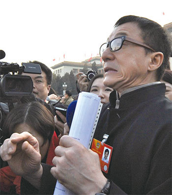 8月13日，中共央視播放了對成龍的採訪，成龍稱「我就是護旗手！」，引網民怒罵，香港報紙斥成龍為奴才。圖為成龍資料照。（AFP）