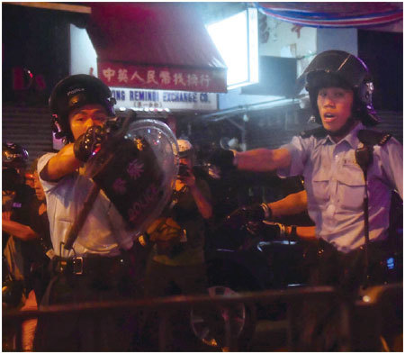 香港荃灣地區2019年8月25日爆發警民衝突的過程中，有數名警員將手槍指向抗議者。（AFP）