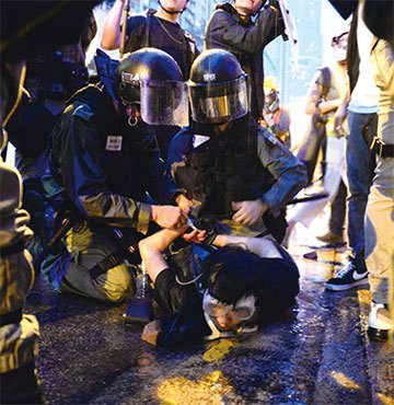 2019年8月25日，防暴警察抓捕遊行人士。（宋碧龍／大紀元）