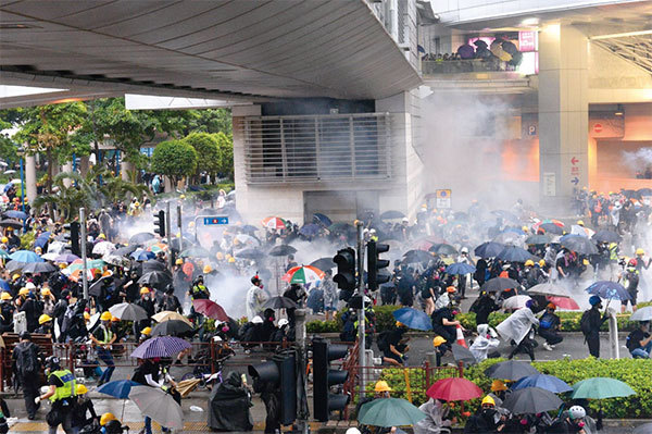 2019年8月25日，警方在楊屋道不停發射催淚彈，但遊行人士沒有散去。（宋碧龍／大紀元）