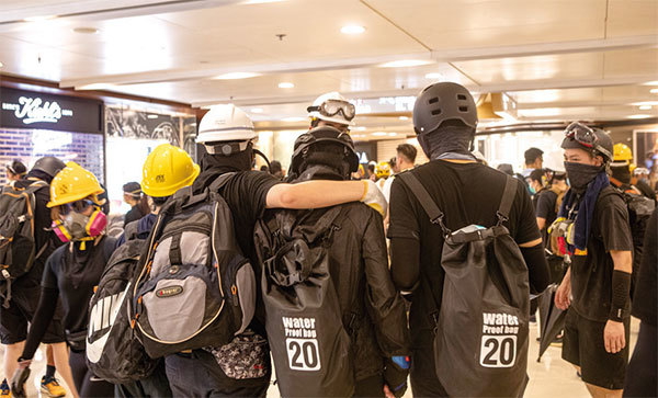 2019年8月24日，香港九龍灣，反送中示威者並肩同行。（余鋼／大紀元）