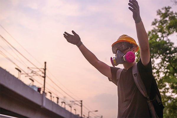 2019年8月24日，香港九龍灣地鐵站，警察清場，示威者呼籲大家趕快撤離。（余鋼／大紀元）