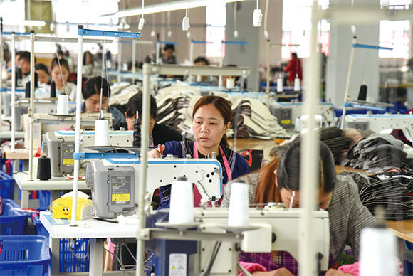 如貿易摩擦進一步升級，美國對餘下3000億美元產品加稅，則紡織服裝、文教用品等行業都可能面臨較大衝擊。圖為4月18日，貴州省西南部榕江一家紡織廠。（AFP）